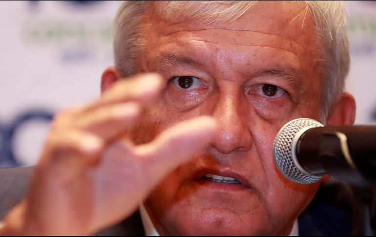 El virtual presidente electo, Andrés Manuel López Obrador, se compromete ante industriales a terminar con el robo de gasolina en el país. EFE / J. Méndez