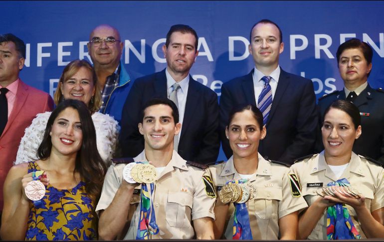 Alfredo Castillo (arriba al centro) estuvo acompañado de algunos medallistas como Marcela Ríos, Rommel Pacheco, Nuria Diosdado y Liliana Ibáñez. SUN