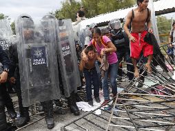 Los migrantes de la caravana, que partió el pasado sábado del norte de Honduras, lograron forzar la valla de la frontera de Guatemala y entrar en México. EFE/ E. Biba