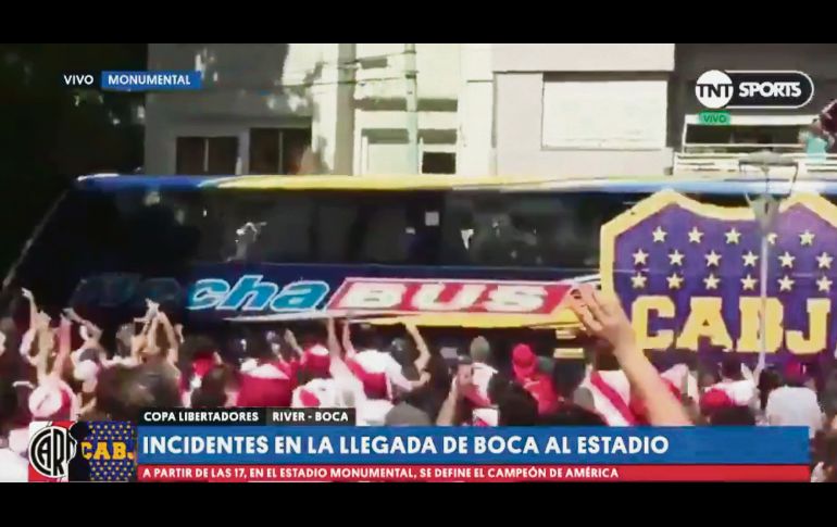Cuando el autobús del Boca Juniors estaba por llegar al estadio, varios de pseudoaficionados de River lanzaron proyectiles al vehículo, sin que la fuerza policial pudiera evitarlo.ESPECIAL