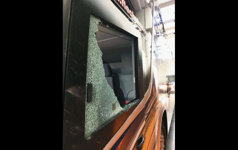 Varias ventanas del autobús de los jugadores Xeneizes fueron destruidas por el impacto de los proyectiles. Pedazos de cristal lesionaron a varios integrantes del cuadro boquense. @AGUSTINBASSOUY