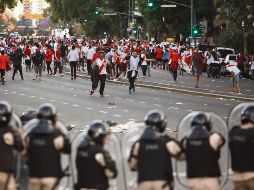 El partido que se iba a jugar sin hinchas del Boca Juniors por el tema de la seguridad no pudo librarse de la violencia de los fanáticos del River Plate. AP