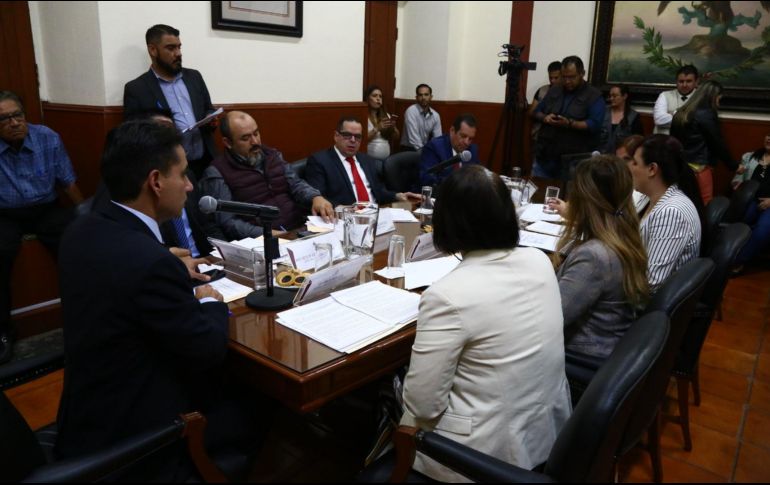 Héctor Pérez Partida y Juan Partida Morales se reunieron en el Congreso local con diputados de la Comisión de Hacienda para revisar la Ley de Ingresos 2019. FACEBOOK/legislativojal
