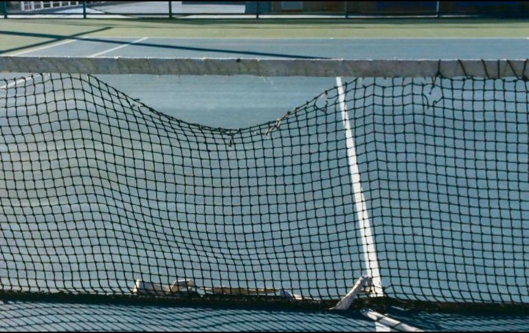 Así luce la red de una de las canchas del complejo de tenis, en donde una de las pistas presenta hundimientos en su superficie. ESPECIAL
