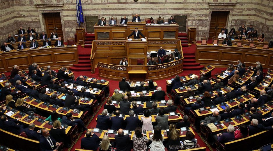El primer ministro griego, Alexis Tsipras (c), pronuncia hoy un discurso durante una sesión del Parlamento antes de la votación del presupuesto para el curso que viene. EFE/O. Panagiotou