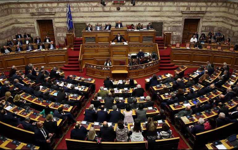 El primer ministro griego, Alexis Tsipras (c), pronuncia hoy un discurso durante una sesión del Parlamento antes de la votación del presupuesto para el curso que viene. EFE/O. Panagiotou
