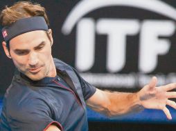 Roger Federer regresa una bola a Cameron Norrie, en su juego de ayer. AFP