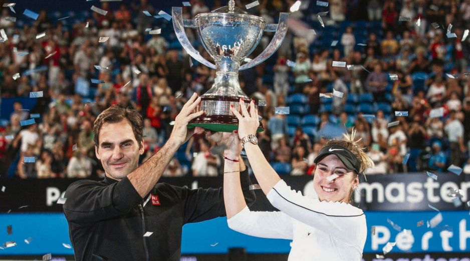 La pareja suiza conformada por Roger Federer y Belinda Bencic levanta el trofeo de campeón tras vencer en la Final a la dupla alemana. EFE