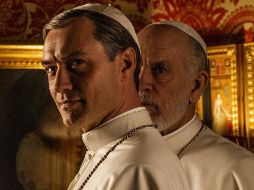 "The New Pope" revela foto de Jude Law y Malcovich como sumos pontífices