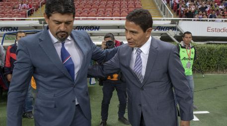 Cardozo y Sosa se saludan previo al partido. Para el estratega de San Luis está claro: a la Copa le conviene un Clásico en octavos de final. MEXSPORT/E. Quintana