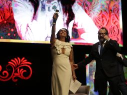La actriz recibió su galardón de manos de Eugenio Caballero. EL INFORMADOR/F. Atilano
