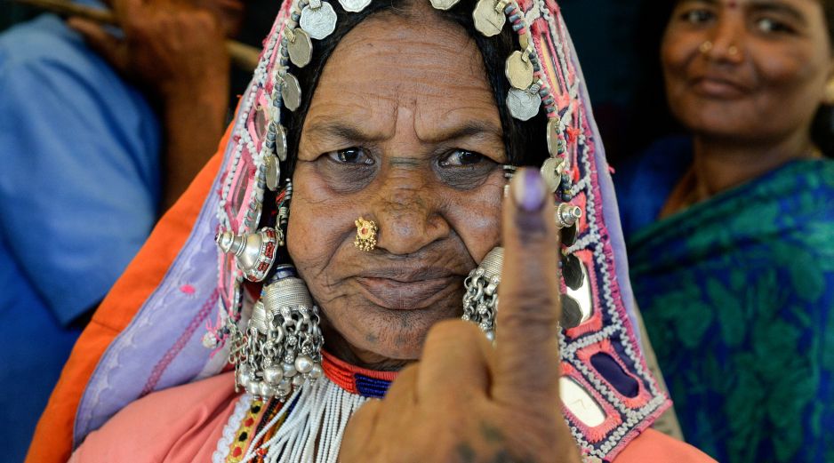 Una mujer muestra su dedo con tinta tras votar en Pedda Shapur, a las afueras de Hyderabad. AFP/N. Seelam