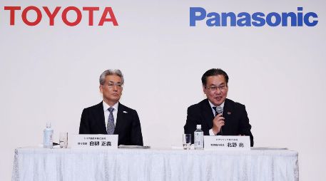 Masayoshi Shirayanagi, responsable financiero de Toyota, y Makoto Kitano, director de Panasonic, en conferencia de prensa. AFP/JIJI PRESS