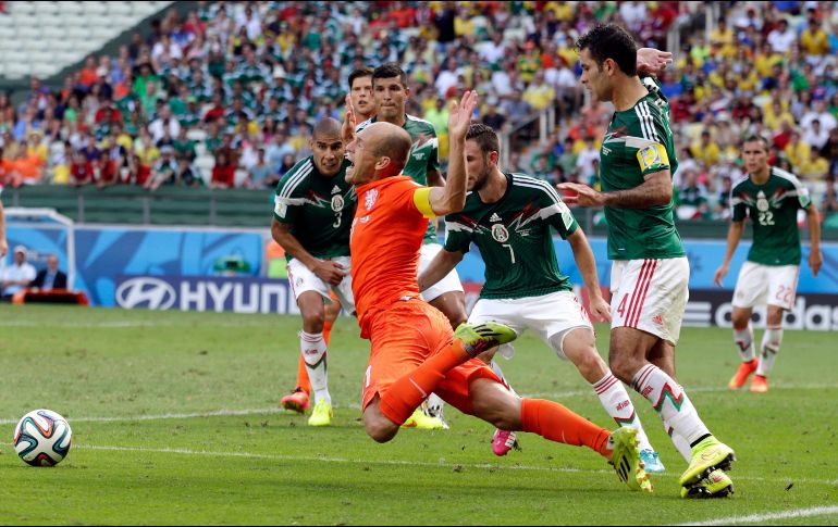 El penalti conseguido por el holandés derivó en una anotación de Klaas-Jan Huntelaar, la cual dejó fuera a México del Mundial de Brasil en 2014. AP / ARCHIVO