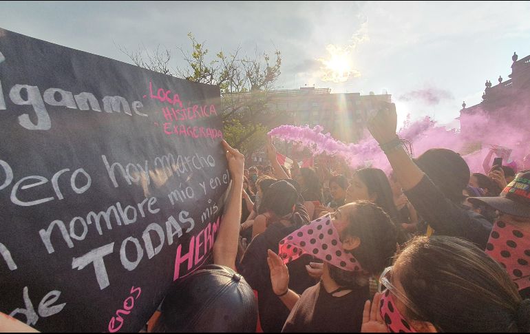 Las manifestantes arrojaron brillantina al aire. EL INFORMADOR / P. López