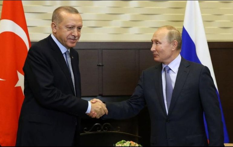 Vladímir Putin y Recep Tayyip Erdogan se reunieron este martes en Sochi, horas antes de que expire la tregua de Turquía, acordada con EE.UU., en la operación militar contra los kurdos. GETTY IMAGES