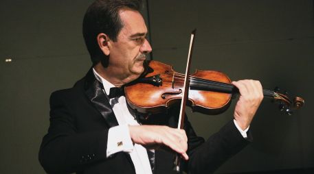 El director de la Orquesta Higinio Ruvalcaba mostrará su talento con el violín. CORTESÍA