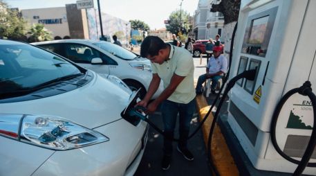 El consumo de gasolina para coches, que ahora absorbe un cuarto del petróleo que sale al mercado, tocará techo a partir de la década de 2020, según la Agencia Internacional de la Energía. EL INFORMADOR / ARCHIVO