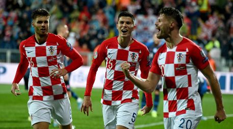 Bruno Petkovic es seguido por sus compañeros en el festejo del primer gol croata. AFP/D. Lovrovic