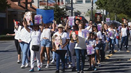 Familiares de Abril Pérez encabezan la manifestación en San Pedro Garza García. SUN /