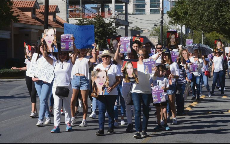 Familiares de Abril Pérez encabezan la manifestación en San Pedro Garza García. SUN /