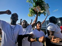 Opositores al gobierno protestan al acudir a dejar flores para las víctimas del sismo, durante una ceremonia en Puerto Príncipe a la que acudió el presidente Jovenel Moise. AP/D. Nalio Chery