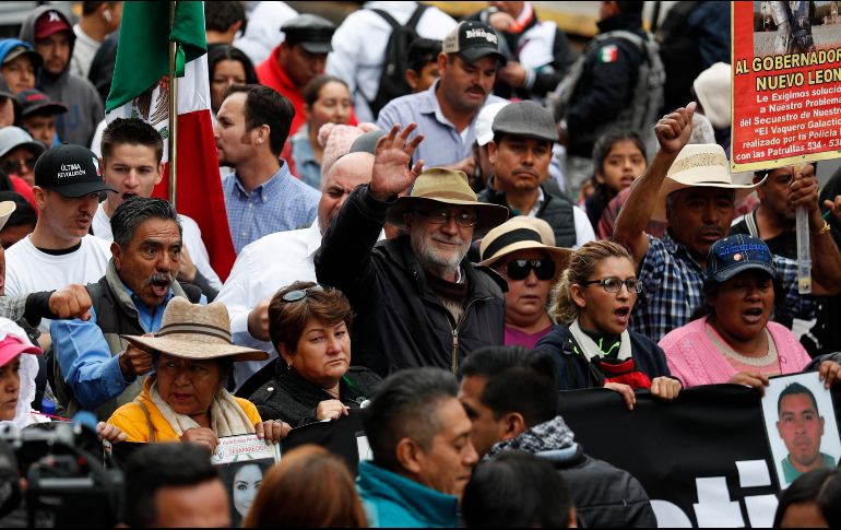 El poeta y activista Javier Sicilia (c) saluda durante la marcha que hoy partió de Tres Marías. AP/R. Blackwell