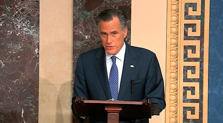 El senador Mitt Romney habla hoy en el Senado previo a la votación de los cargos contra el presidente. AP/Senate Television