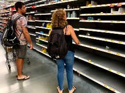 La pandemia trajo consigo compras de pánico en productos como atún con 71% y limpiadores líquidos con 48%. AFP/Archivo