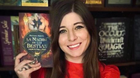 Mariana Palova posa con su nueva novela: “La nación de las bestias: Leyenda de fuego y plomo”. FACEBOOK/MarianaPalovaArtwork