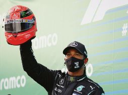 REGALO. Hamilton recibió de manos del hijo de Schumacher, Mick, un casco usado por el alemán. AP • B. Lennon