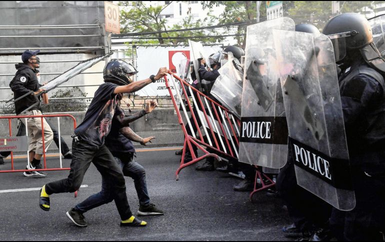 APOYO. Decenas de ciudadanos tailandeses protestaron tras el golpe militar en el país vecino. AFP