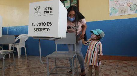 Los ecuatorianos definirán a su próximo presidente entre Andrés Arauz y Guillermo Lasso. AP / D. Ochoa