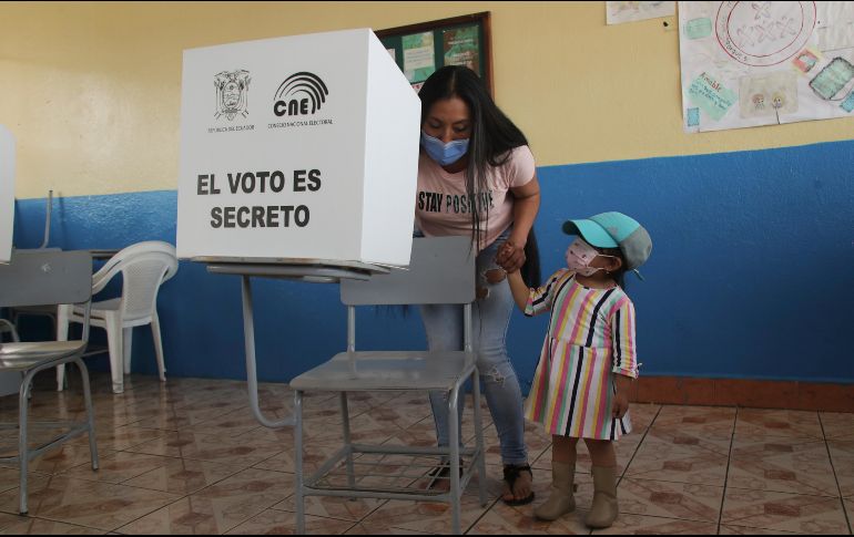 Los ecuatorianos definirán a su próximo presidente entre Andrés Arauz y Guillermo Lasso. AP / D. Ochoa