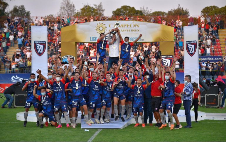 El Tepatitlán FC coronó un gran semestre y el festejo no para, ya que han ganado el trofeo de Campeón de Campeones. Imago7