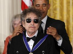 Bob Dylan recibiendo la medalla de la libertad. AP/ Archivo