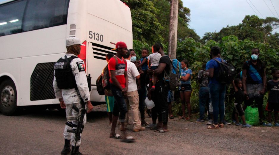Funcionarios del INM y elementos de la Guardia Nacional detienen a migrantes de origen haitiano en Tapachula, Chiapas. EFE / J. Blanco