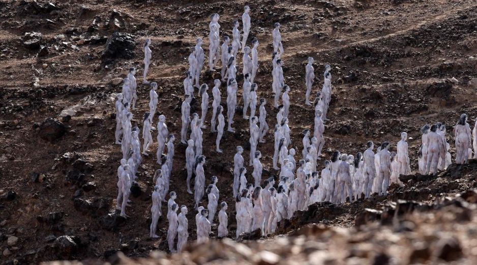 Los modelos desnudos posaron en unas colinas pedregosas frente al lago en Arad, Israel. AFP/M. Kahana