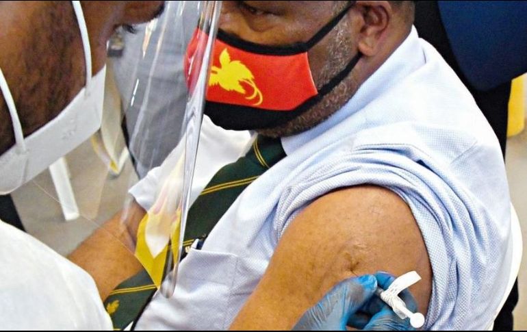 El primer ministro de Papúa Nueva Guinea, James Marape, recibe la vacuna de covid-19 en una campaña para frenar la rampante propagación de coronavirus en ese país del Pacífico. GETTY IMAGES