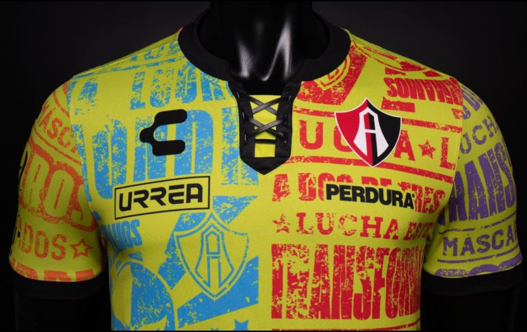 La playera luce en colores vivos los carteles originales de la Luche Libre, además de gráficos alusivos a El Académico. ESPECIAL / Atlas FC
