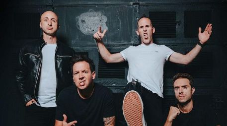 Simple Plan se formó en 1999, los canadienses Pierre (voz y bajo), Chuck (batería), Jeff (guitarra) y Sébastien (segunda guitarra) han mantenido una ascendente carrera musical.  ESPECIAL