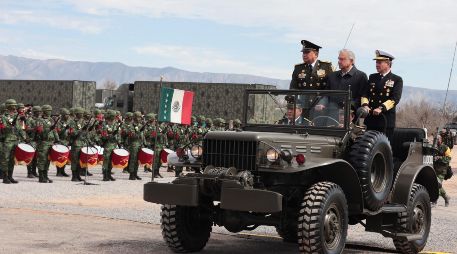 Como parte del acto conmemorativo, el Presidente López Obrador, comandante supremo de las Fuerzas Armadas, pasó revista a las tropas. EFE/Presidencia de México