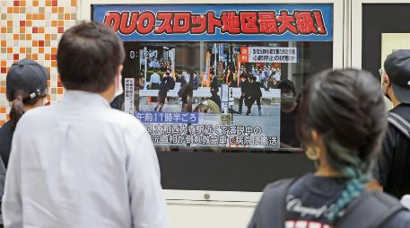 Medios de comunicación japoneses informaron sobre el ataque al ex primer Ministro. AP