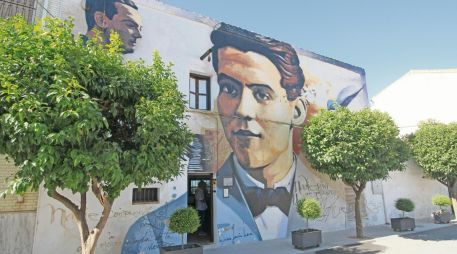 Un espectacular mural de Lorca, obra del artista urbano El Niño de las Pinturas, adorna una de las entradas del museo. EL INFORMADOR/F. González