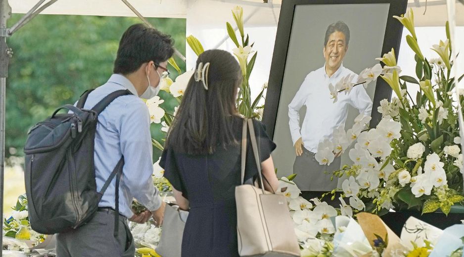 Ciudadanos japoneses fueron a darle el último adiós a Shinzo Abe, antes de ser sepultado. EFE