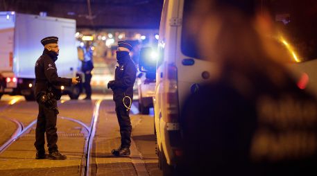 Oficiales de policía en la escena en Bruselas, Bélgica. EFE/O. Hoslet