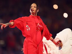 Super Bowl 2023: Look completo de Rihanna durante su show de medio tiempo. Foto/AP