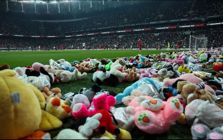Jugadores pausaron el juego y observaron que los aficionados del conjunto de Estambul arrojaron peluches de todos los colores y tamaños sobre el césped de la cancha. AP