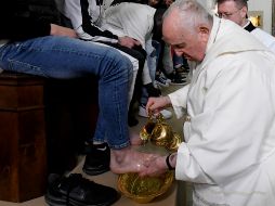 El Papa Francisco acudió a la Casa del Marmo en Roma, en la que animó a los fieles a ayudarse entre sí, se levantó de su silla de ruedas para lavar y besar los pies diez hombres y dos mujeres. AFP / ESPECIAL