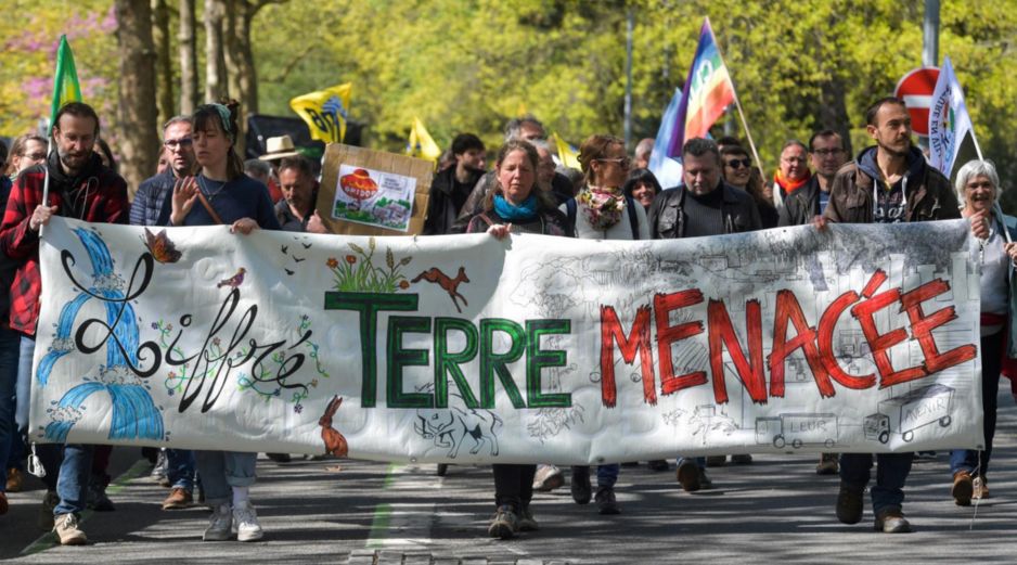 Manifestantes hoy en Rennes, Francia, con motivo del Día de la Tierra. AFP / J. F. Monier
